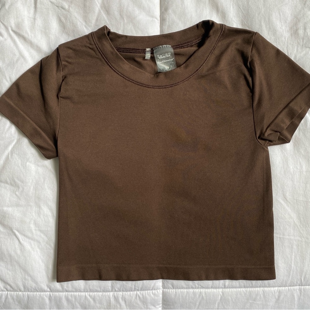 Aritzia Smooth Seamless Willow Cropped T-Shirt Rich Mocha Brown size XS